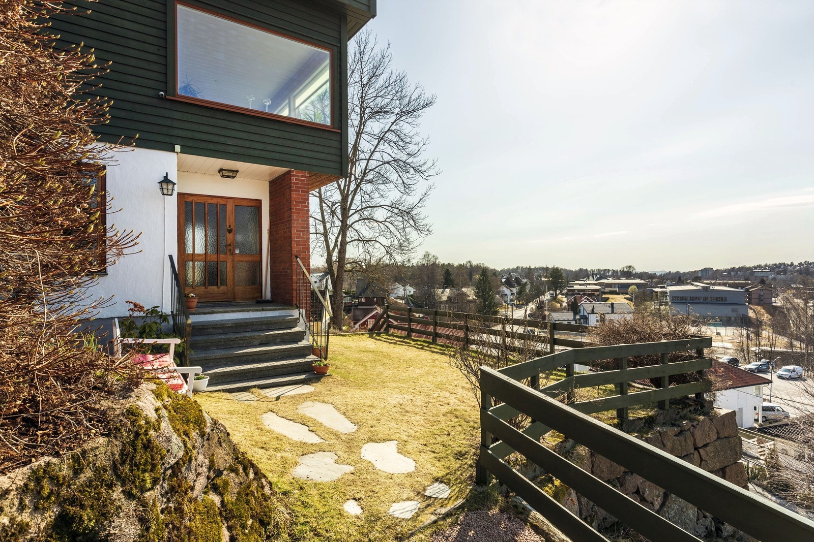 Inngangsparti med plen Galleribilde