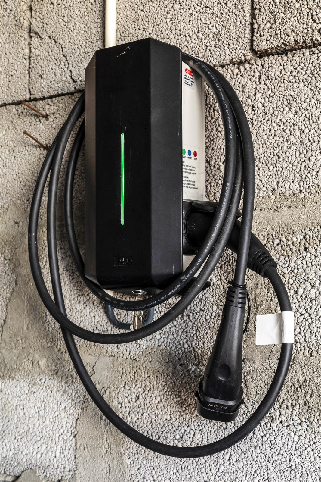 Det ble montert ladeboks for ladbart kjøretøy i garasjen i 2017. Galleribilde