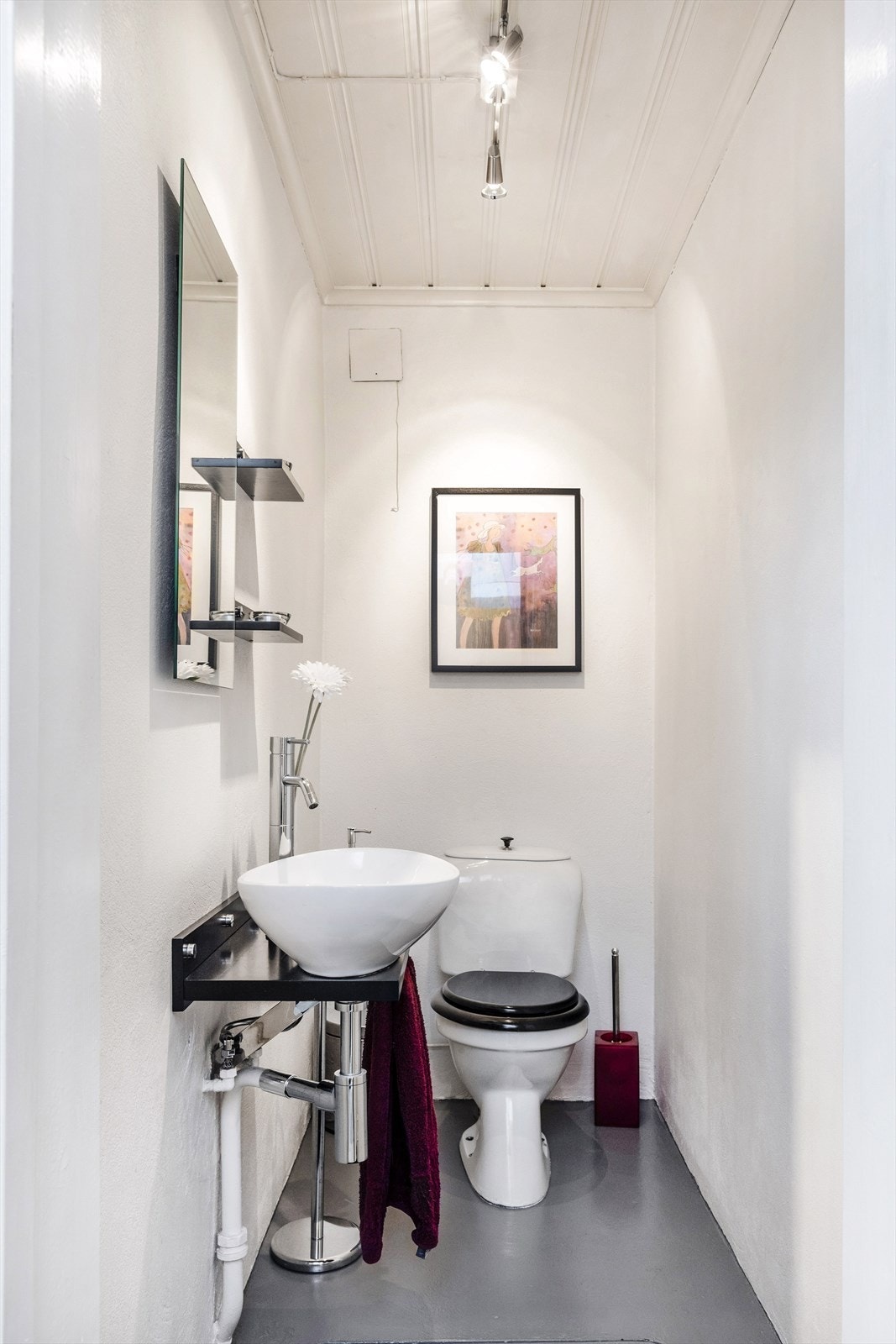 Fra hall/gang er det inngang til et praktisk toalettrom med wc og vegghengt servant. Galleribilde