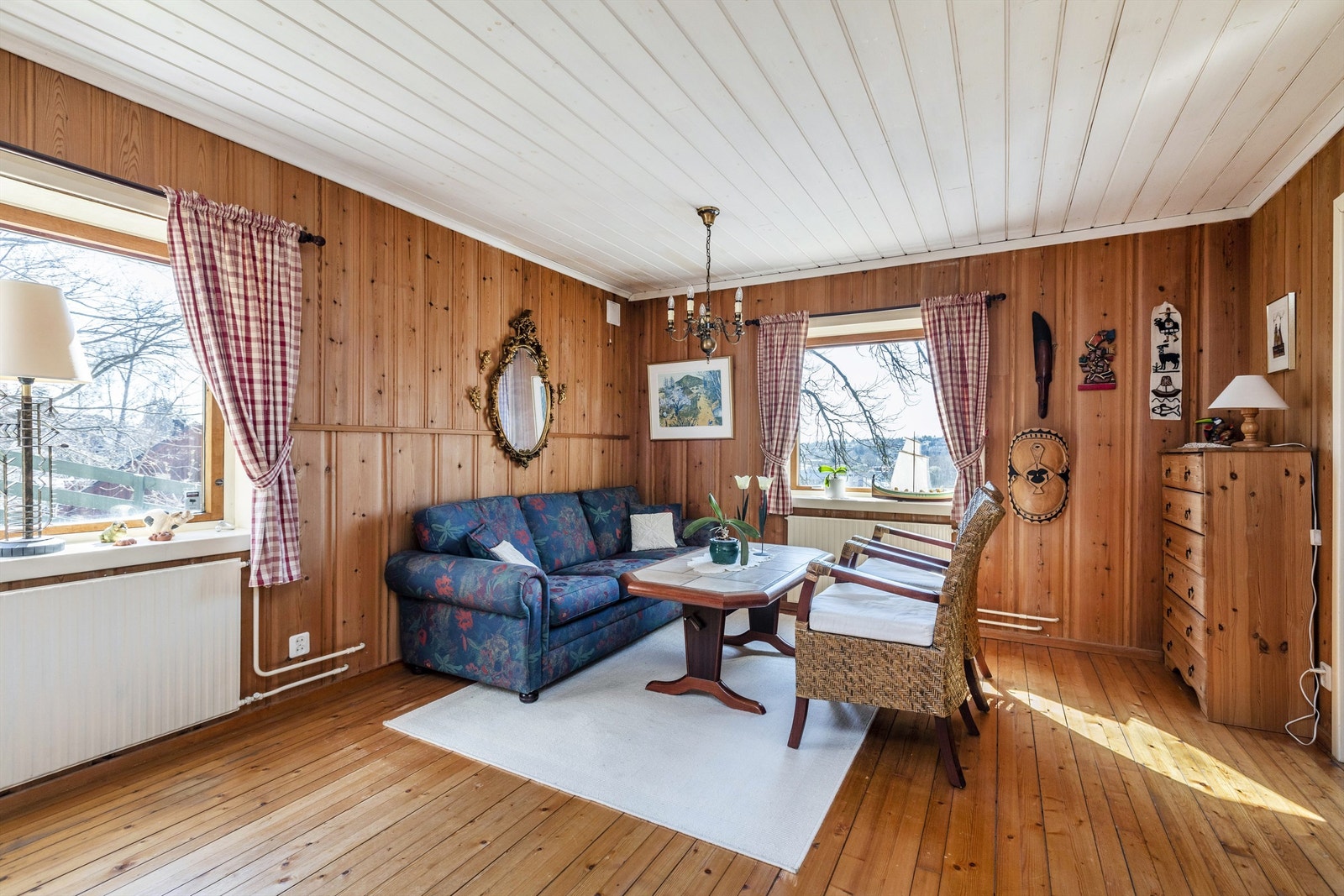 Peisestue/v-stue med god plass til sittegruppe. Galleribilde