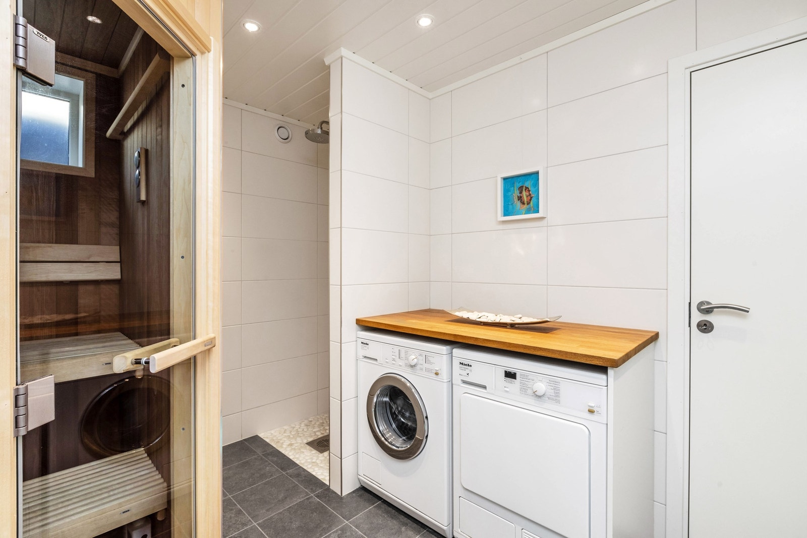 Pent vaskerom pusset opp i 2013 med dusj og en flott Tylö badstue. Det er gulvvarme på vaskerommet. Galleribilde