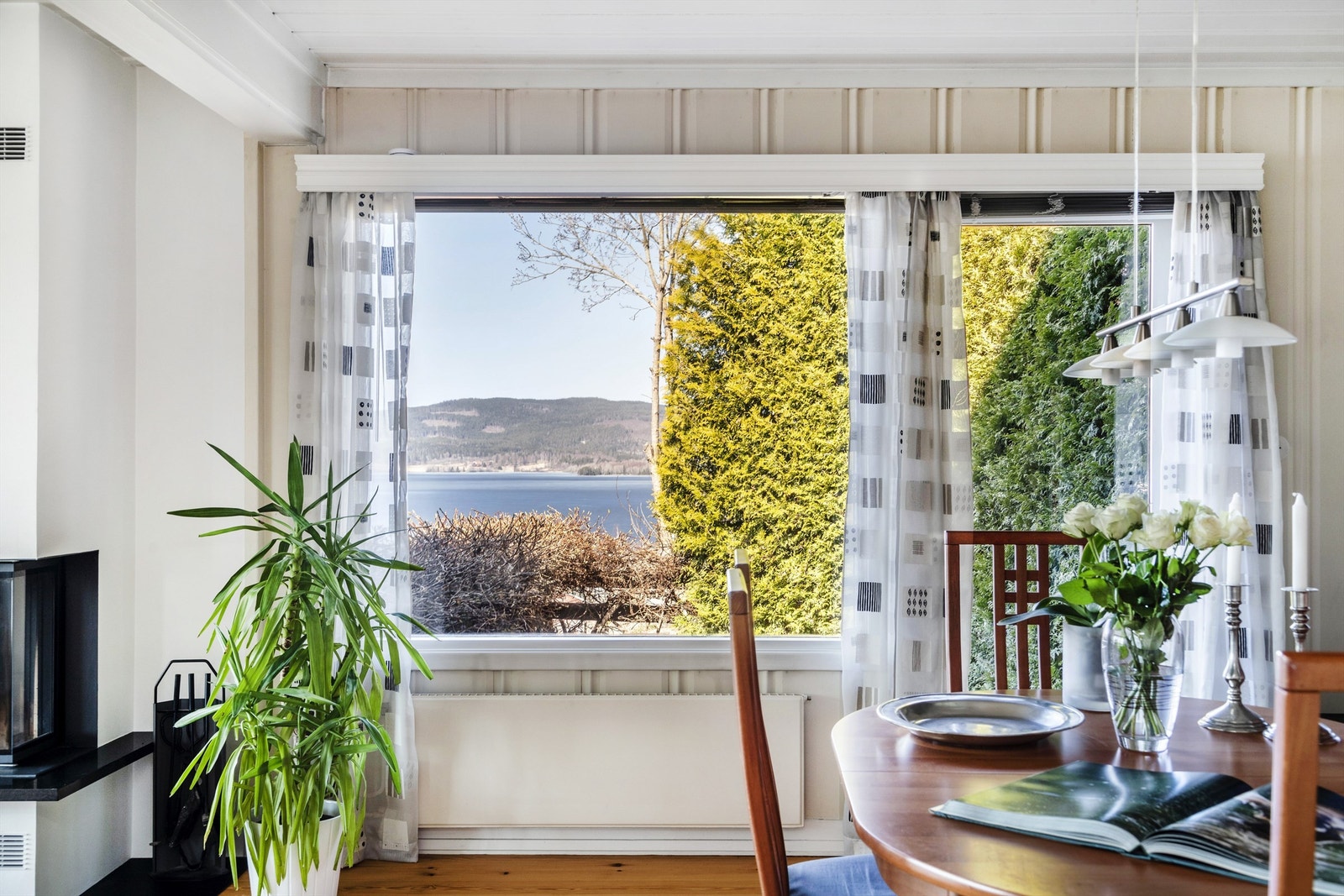 Flott utsikt også fra spisestuen. Utgang til hage via terrassedør. Galleribilde