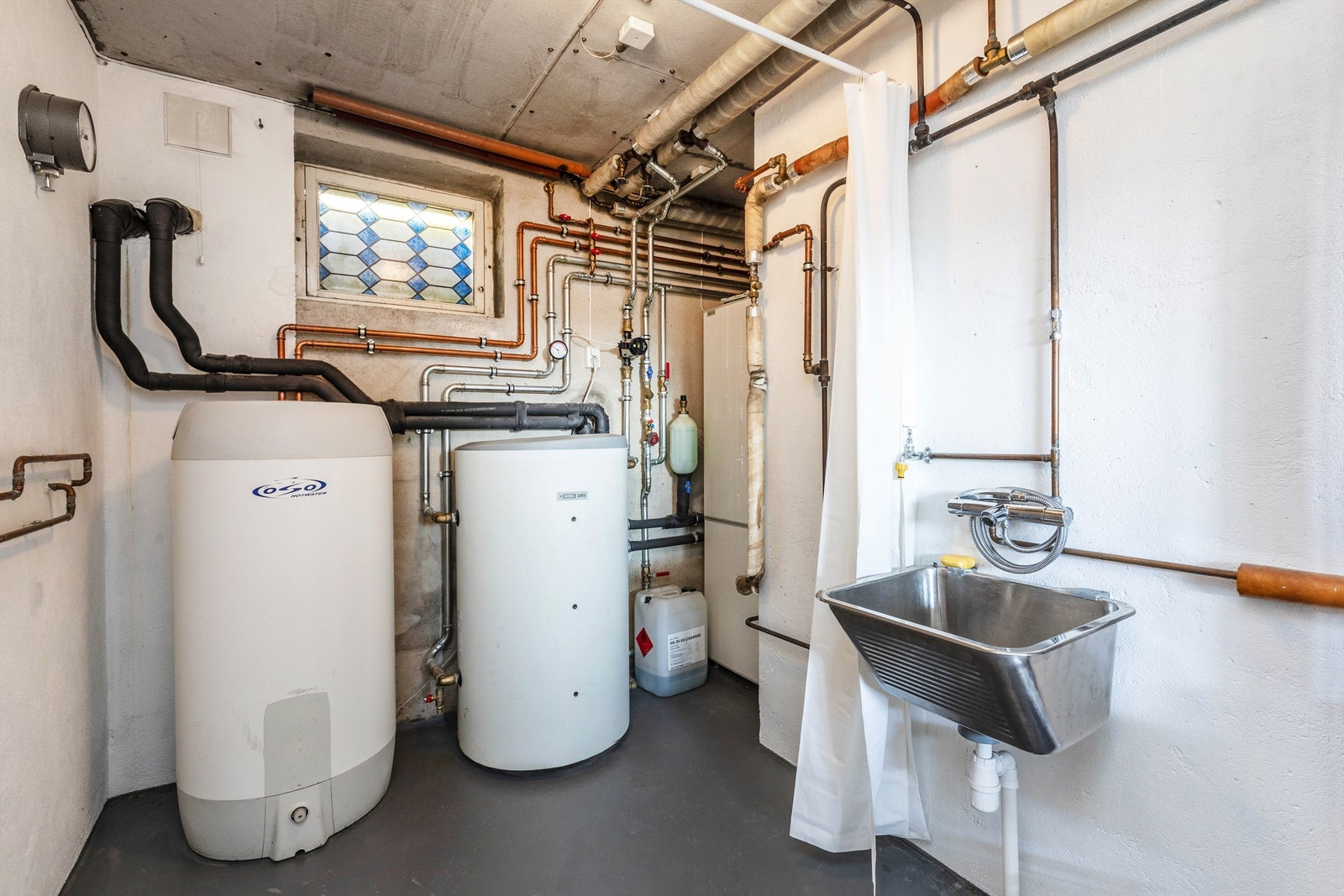 Teknisk rom hvor varmepumpen og opplegget for bergvarmeanlegget er plassert. Bergvarmepumpen ble etablert i 2006 og gjør boligen energieffektiv med lave strømutgifter. Galleribilde