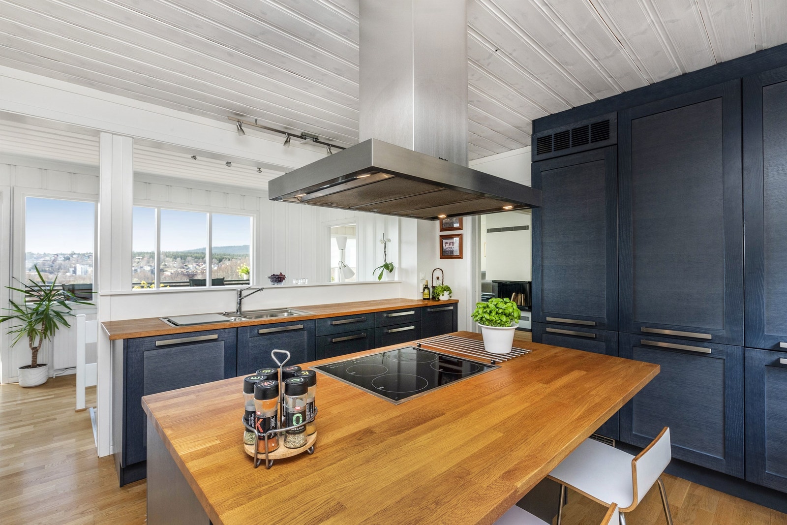 Romslig kjøkken med en høykvalitets innredning fra Huseby fra 2006. Galleribilde