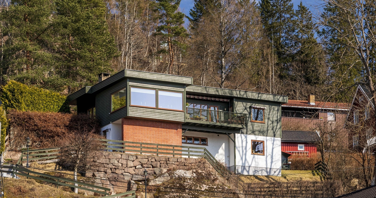 Unik funkis enebolig med panoramautsikt. Rett ved marka - sentralt - vestvendt og solrik beliggenhet - tomt på 1083 kvm Galleribilde