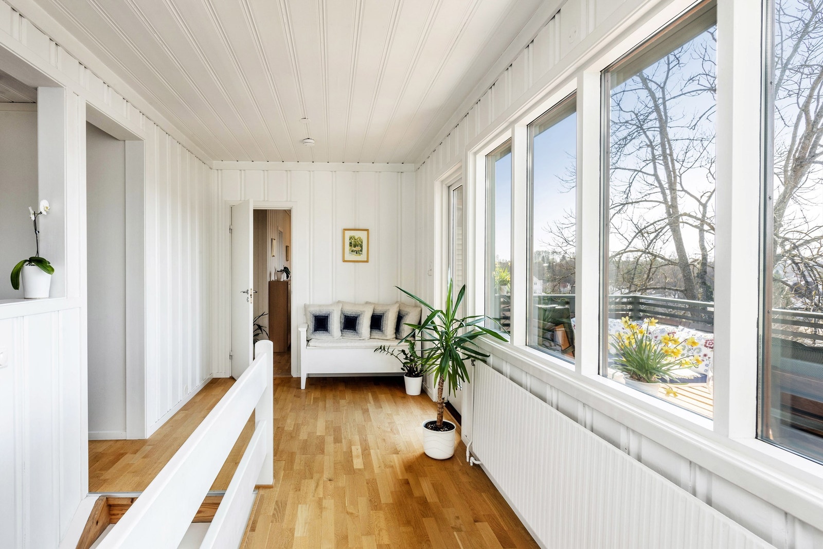 Store vindusflater i hele boligen gir masse naturlig lys inn i boligen Galleribilde