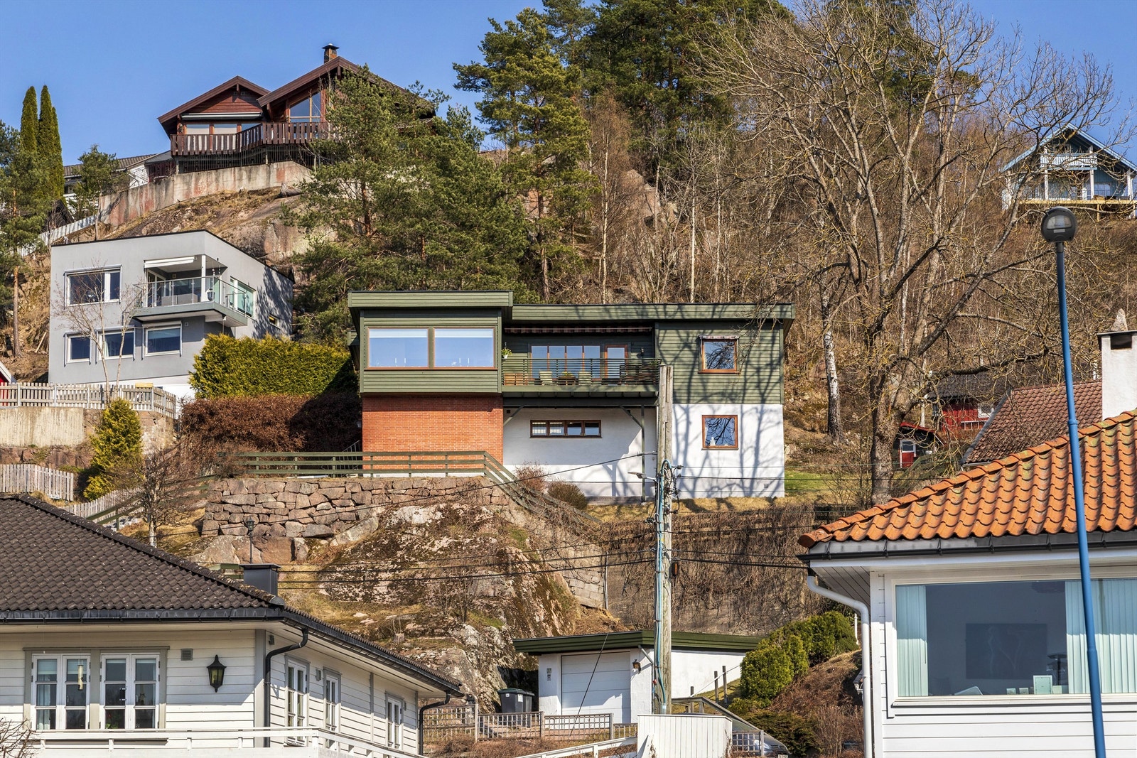 Eiendommen ligger tilbaketrukket og skjermet i et stille og attraktivt boligområde med hovedsakelig villabebyggelse med umiddelbar nærhet til Maridalsvannet/Oset, Langsetløkka og markagrensen Galleribilde