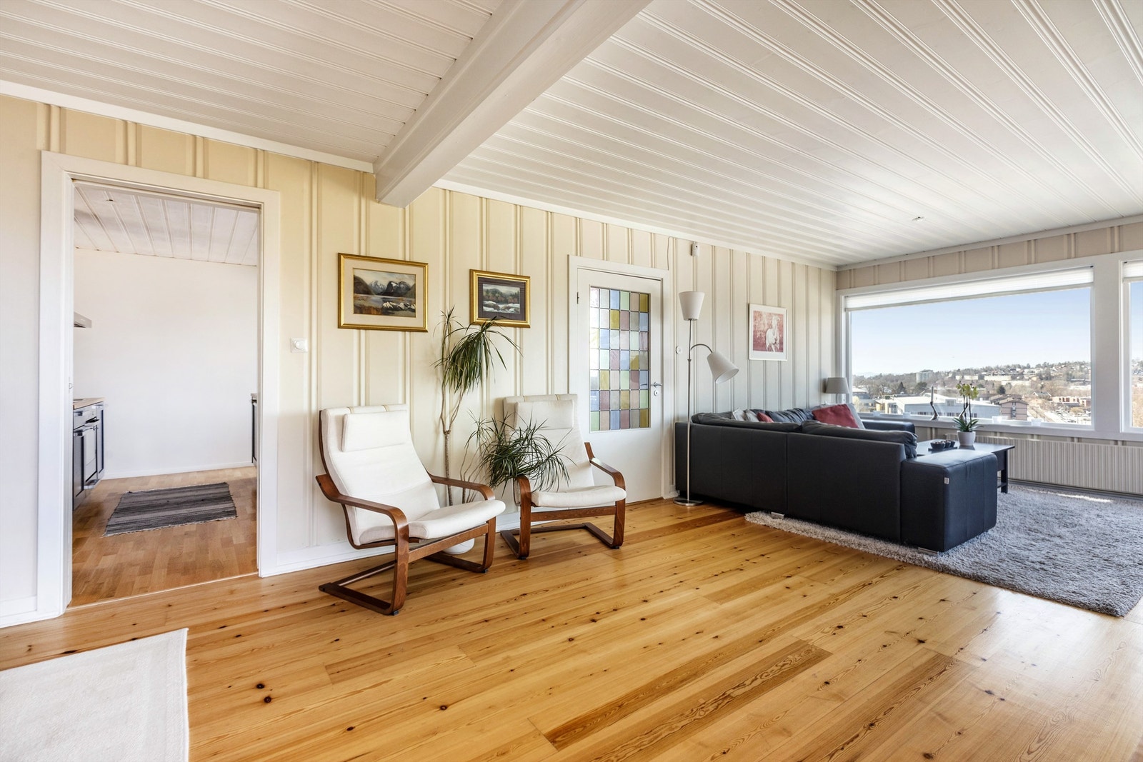 Selve hjertet av boligen er den romslige stuen med god plass til stor sittegruppe og spisestue. Galleribilde