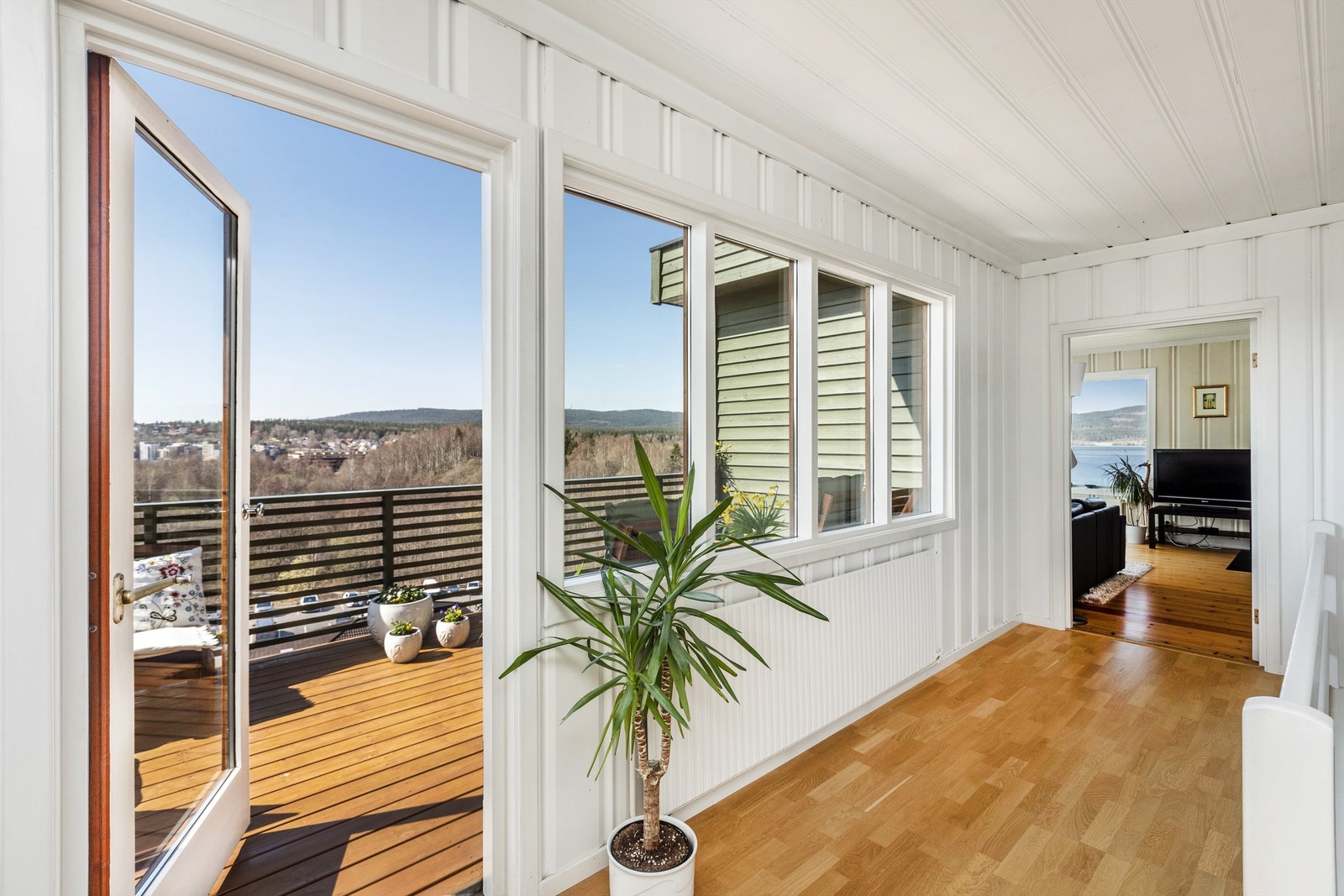 Fra trappegang er det utgang til en meget solrik vestvendt balkong som ble utvidet i 2012. Galleribilde