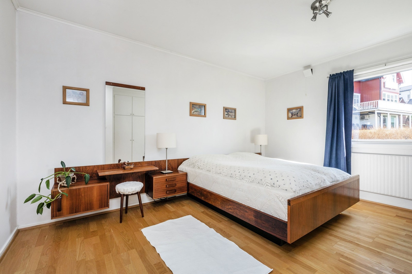 Romslig hovedsoverom med god garderobeplass i plassbygde skap Galleribilde