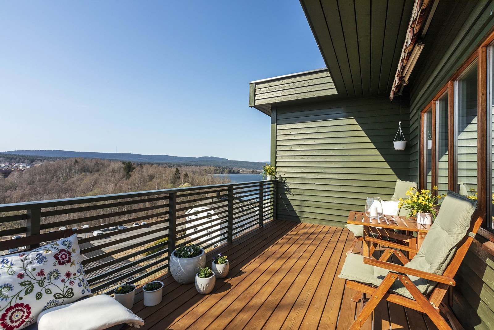 Her er det god plass til sittegruppe/spisebord og det er flott utsikt og meget gode solforhold på balkongen. Galleribilde