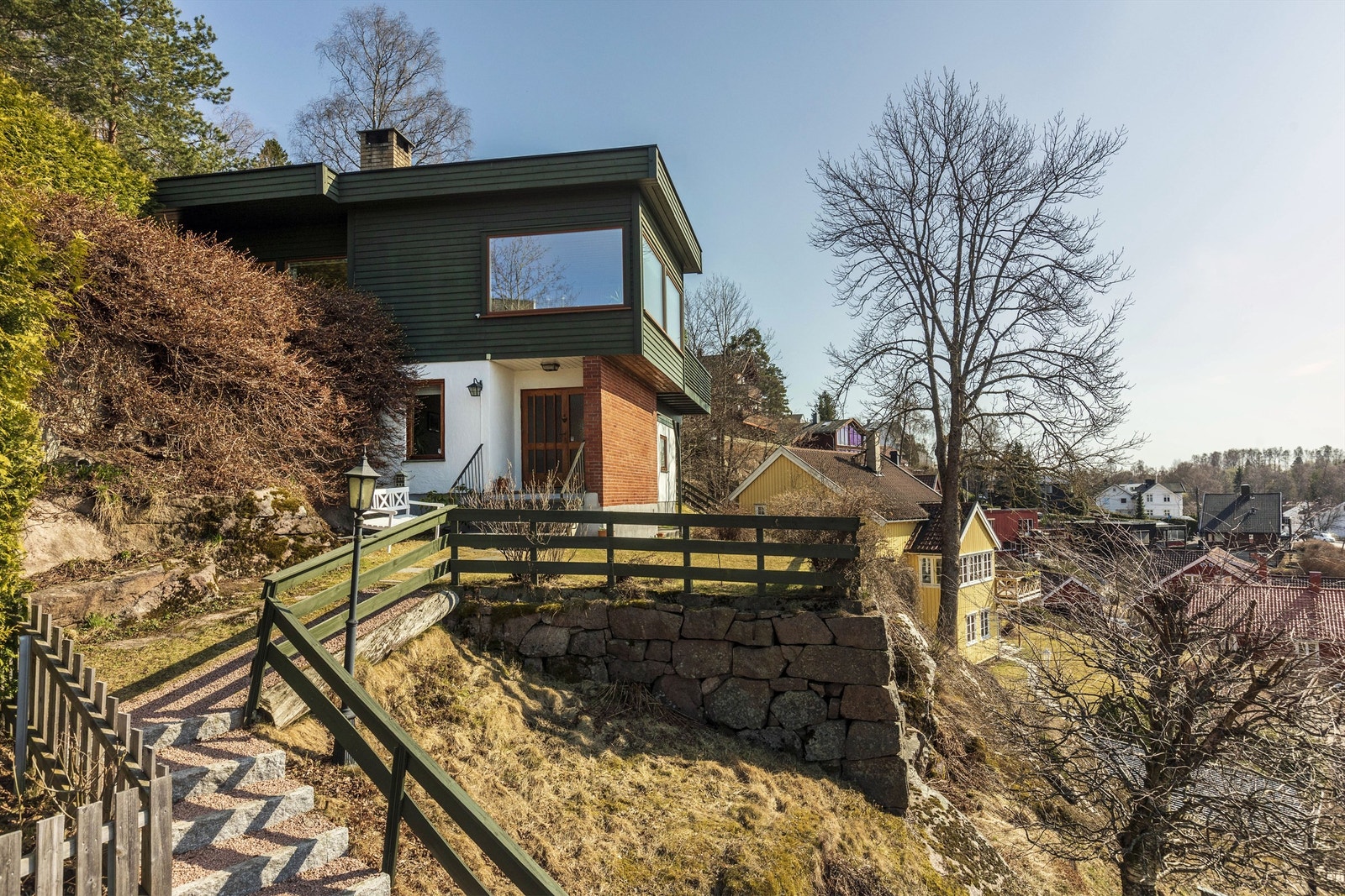 Boligen ligger høyt og fritt og er vestvendt med svært gode utsikts- og solforhold med 180 graders utsikt over nærområdet, Maridalsvannet, Nordmarka, Holmenkollen og Tryvann. Galleribilde