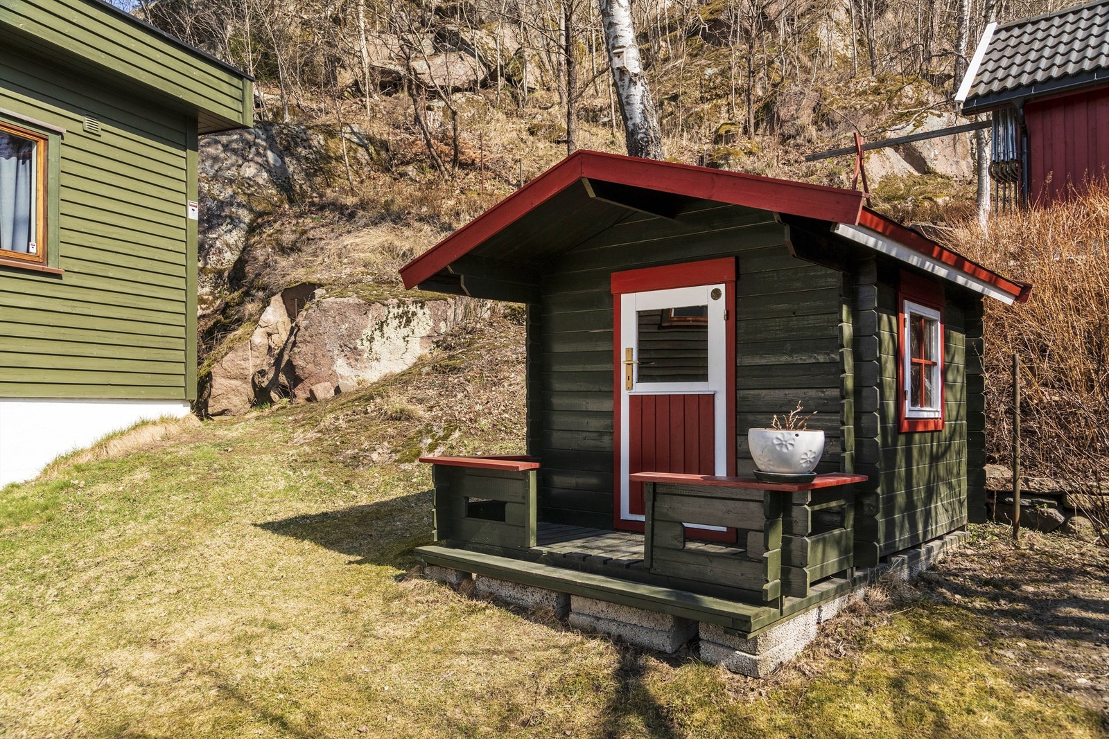 På plen mot syd er det en koselig lekestue for barn Galleribilde