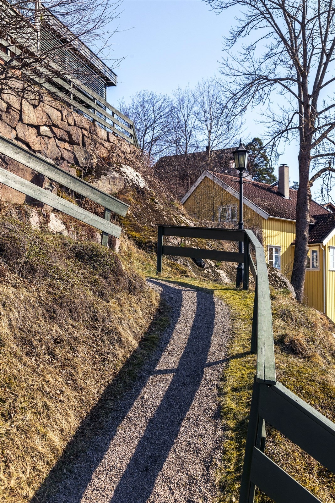Det er gruset adkomst og noe steintrapper fra Midtoddveien og opp til boligen. Galleribilde