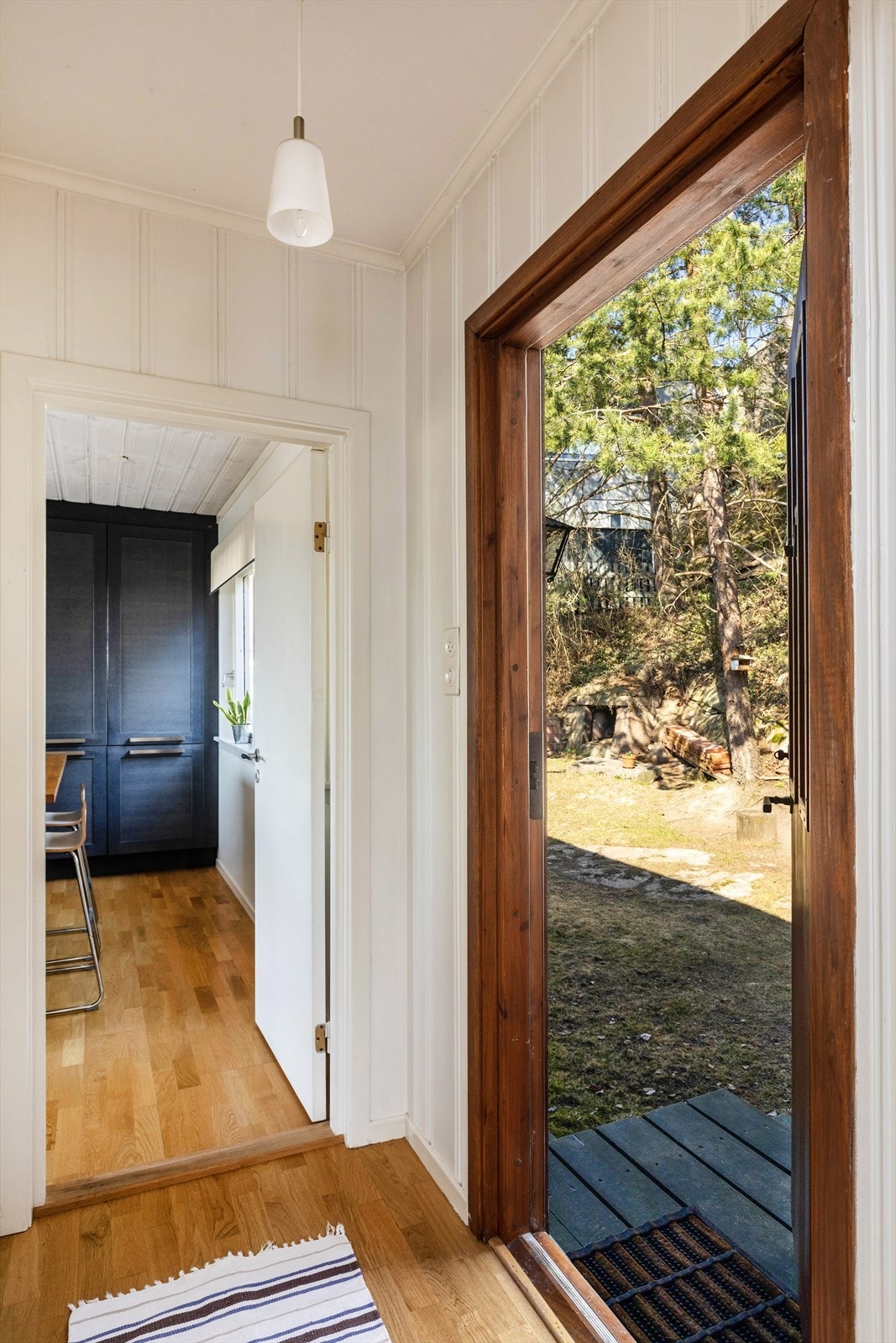 Fra kjøkken er det via et lite vindfang utgang til hagen på baksiden av huset. Galleribilde