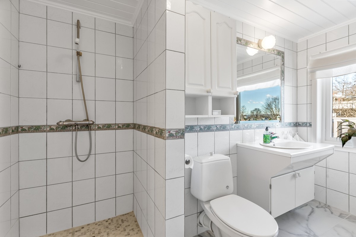 2. etasje - Badet har egen separat dusjnisje. Galleribilde