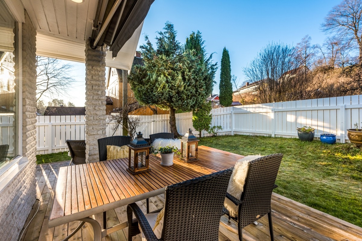 Terrassen er delvis overbygget og har plass til spisebord. Galleribilde