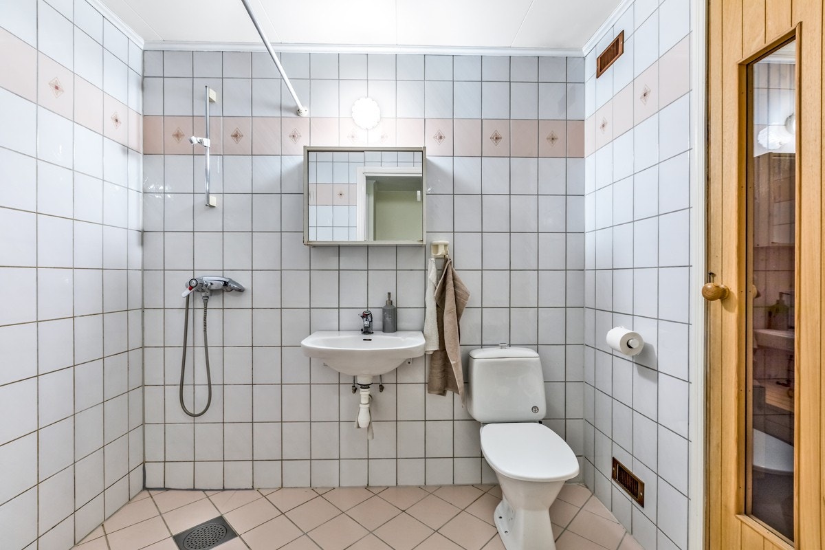 Kjelleren - dusjbadet/toalettet/badstuen. Galleribilde