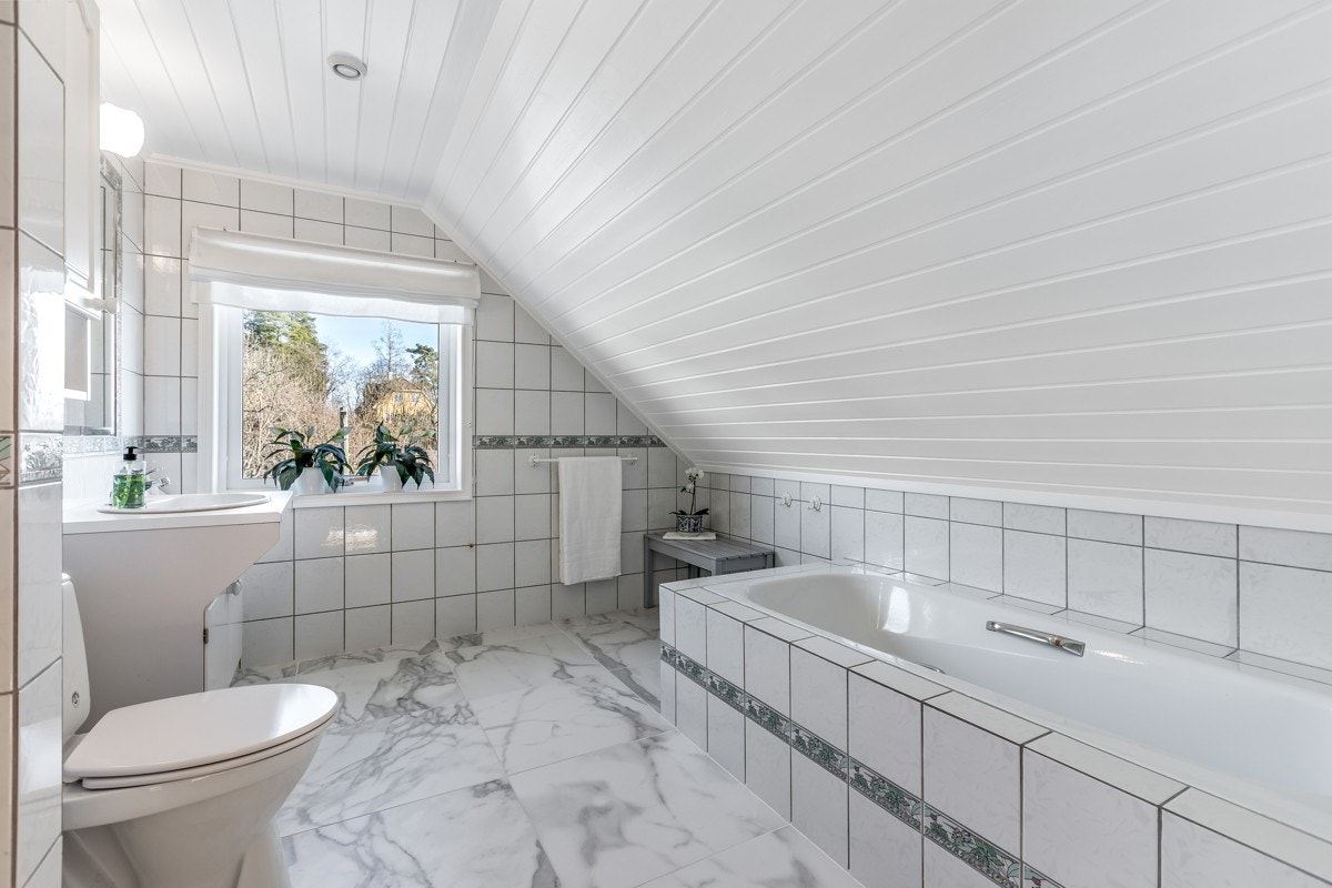 2. etasje - Badet er stort og har bl a innmurt badekar. Galleribilde