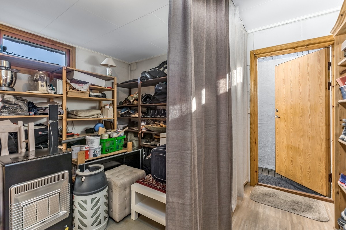 Kjelleren - Egen entre / utgang med et stort lagerrom. Galleribilde