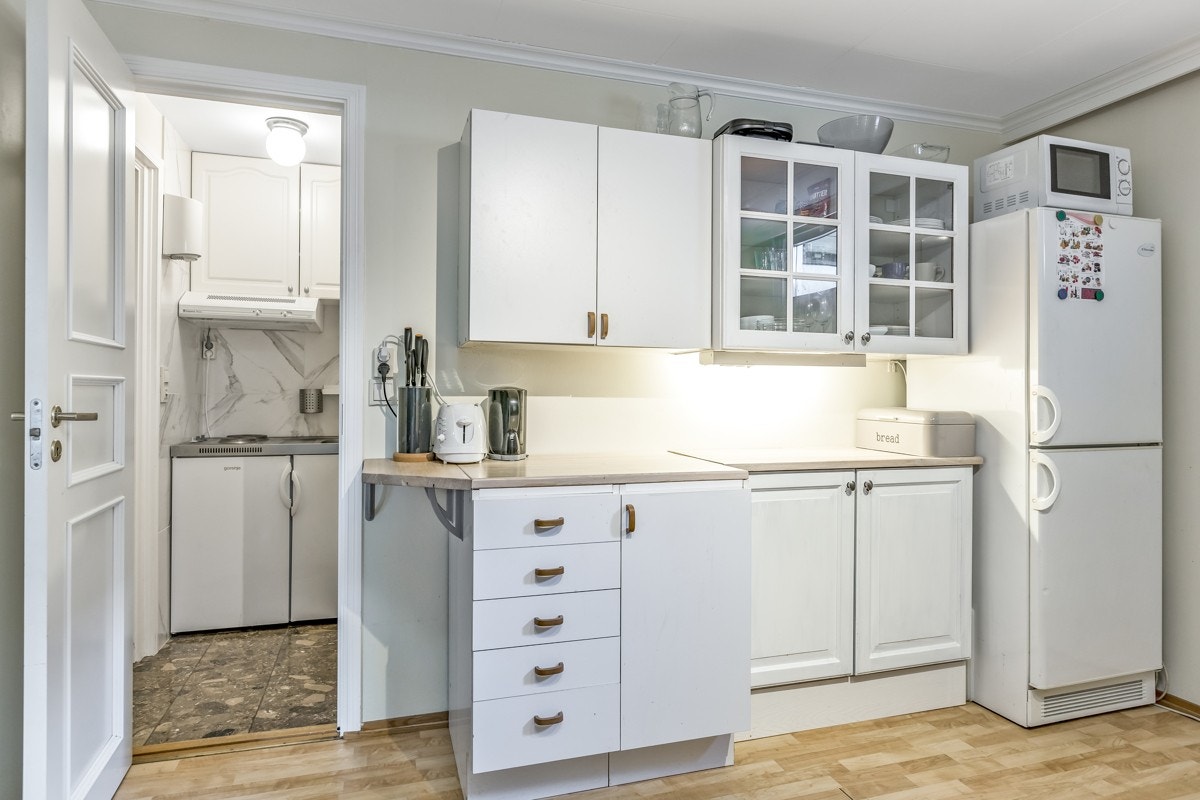 Kjelleren - I ett av rommene er det innredet med veggskap. Galleribilde