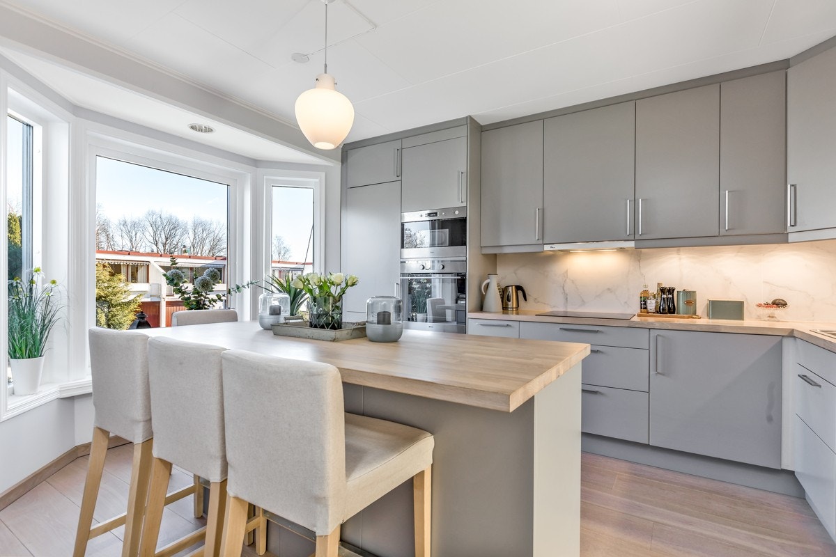 1. etasje - kjøkkenet har "øy" med skuffer og god plass til raske måltider. Galleribilde