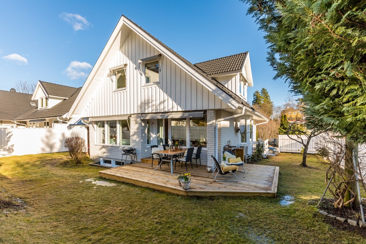 Hjertelig velkommen til en hyggelig og velholdt enebolig i rekke med garasje på Bestum. Sol og usjenert! Galleribilde