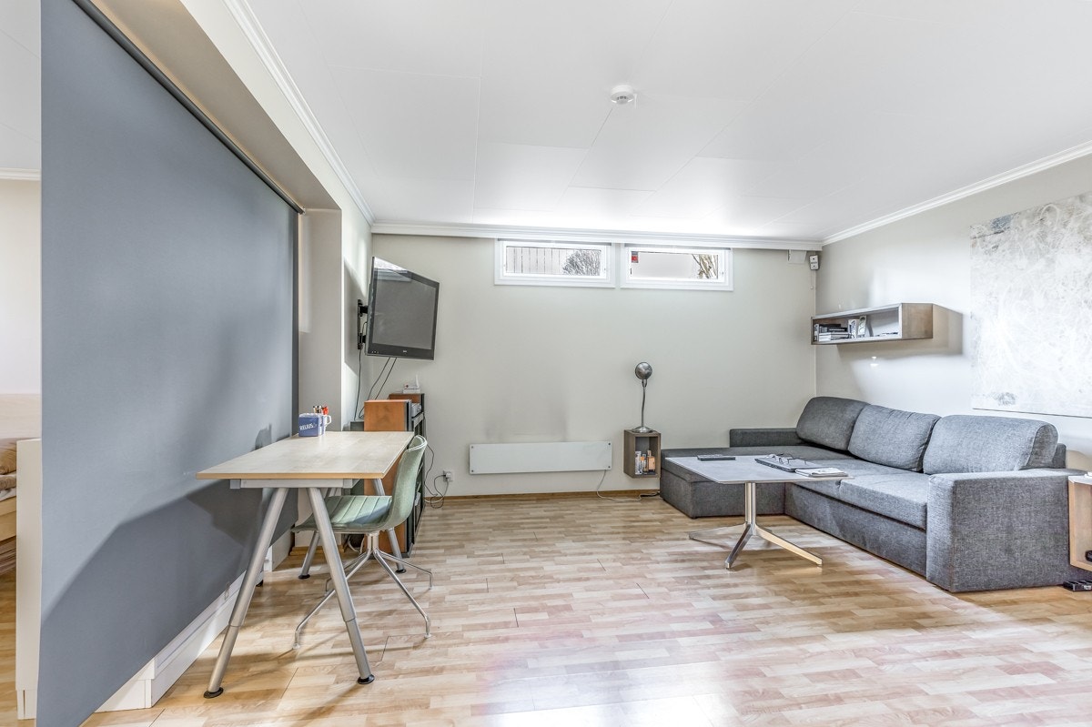 Kjelleren - I ett av rommene har dagens eiere brukt rommet til stue, lekerom, barnas vennerom mm. Galleribilde