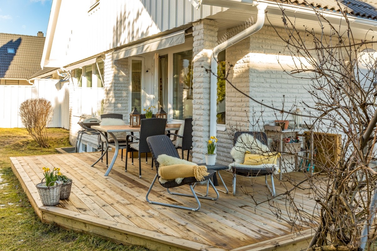 Terrassen har sol hele dagen til sent. Bildet er tatt i november i fjor. Galleribilde