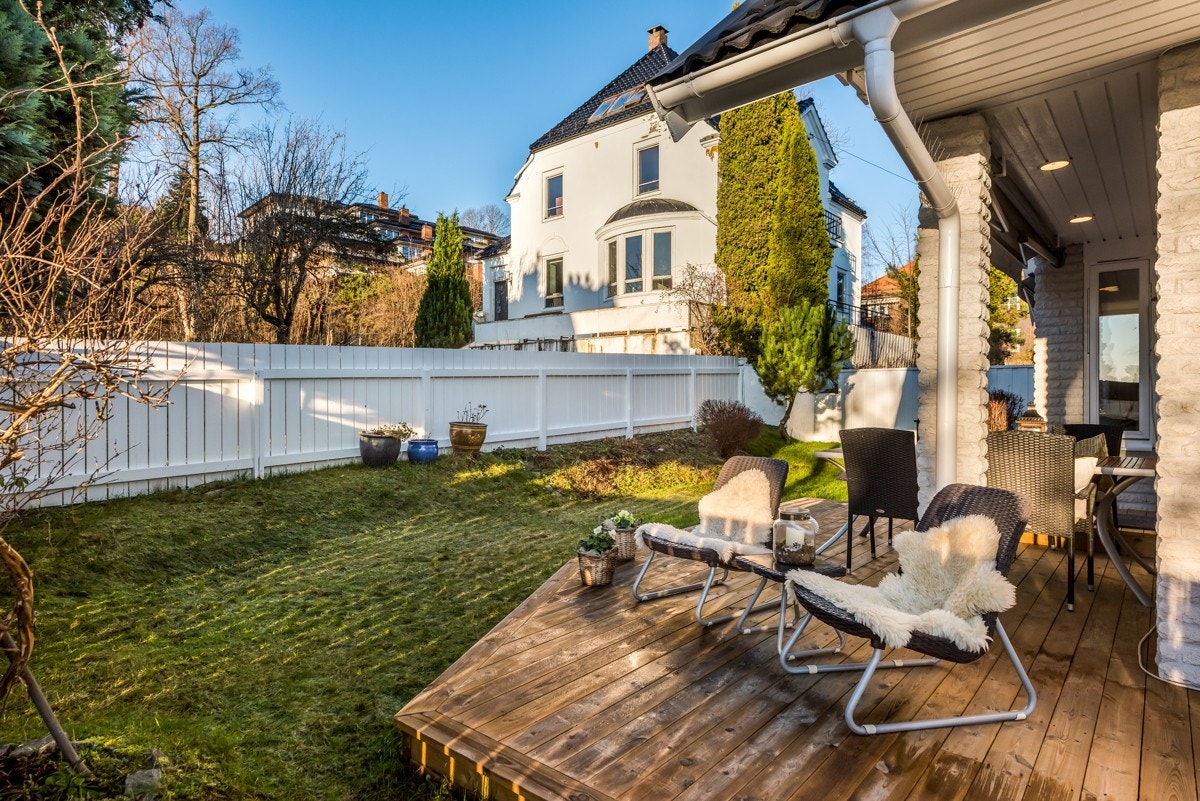 Terrassen er på hjørnet av boligen. Galleribilde