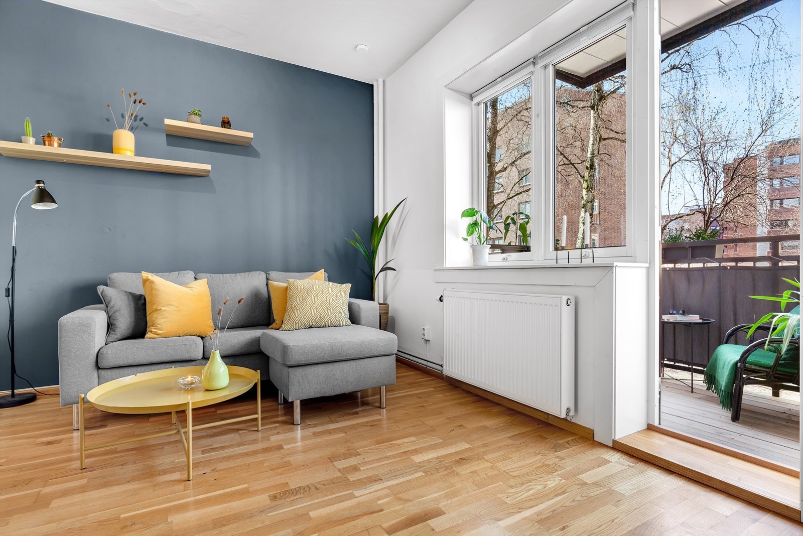 Utgang fra stue til en balkong som gir en forlengelse av stuen. Galleribilde