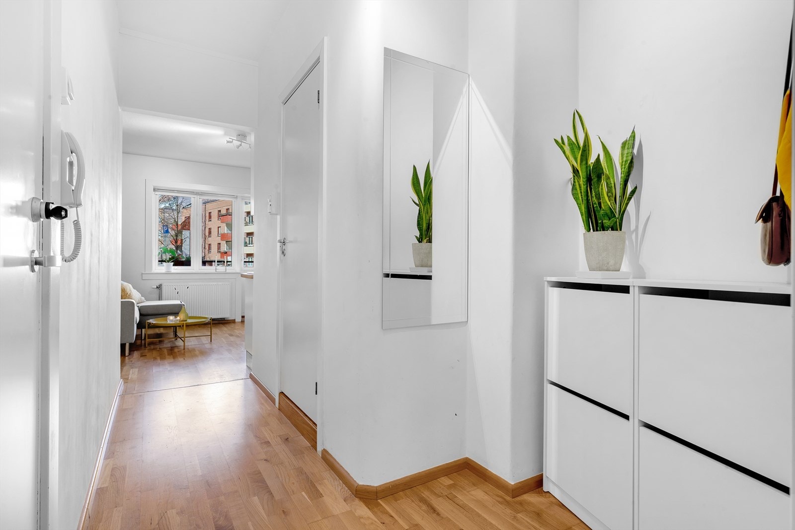 Romslig og innbydende entré med gode muligheter for oppheng av yttertøy og oppstilling av sko. Dørcalling med portåpner gjør det enkelt å slippe inn besøkende. Galleribilde