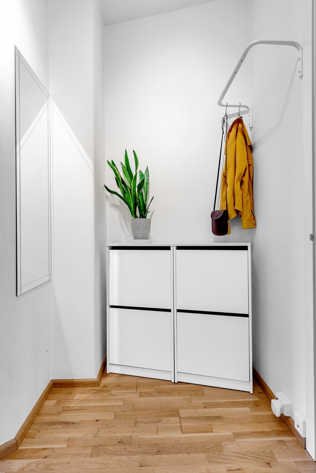 Leiligheten disponerer en kjellerbod på ca. 3,8 kvm og en loftsbod på ca. 8 kvm for ekstra oppbevaring. Galleribilde