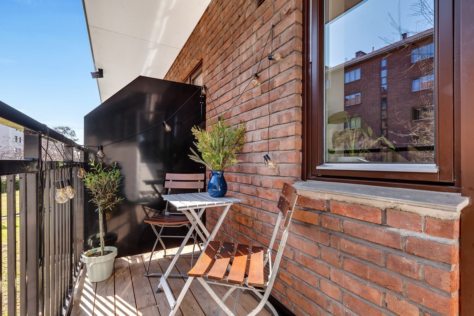 Her får du plass til et koselig lite utemøblement, hvor du kan nyte formiddagssolen og en kaffekopp eller dagens måltider. Galleribilde