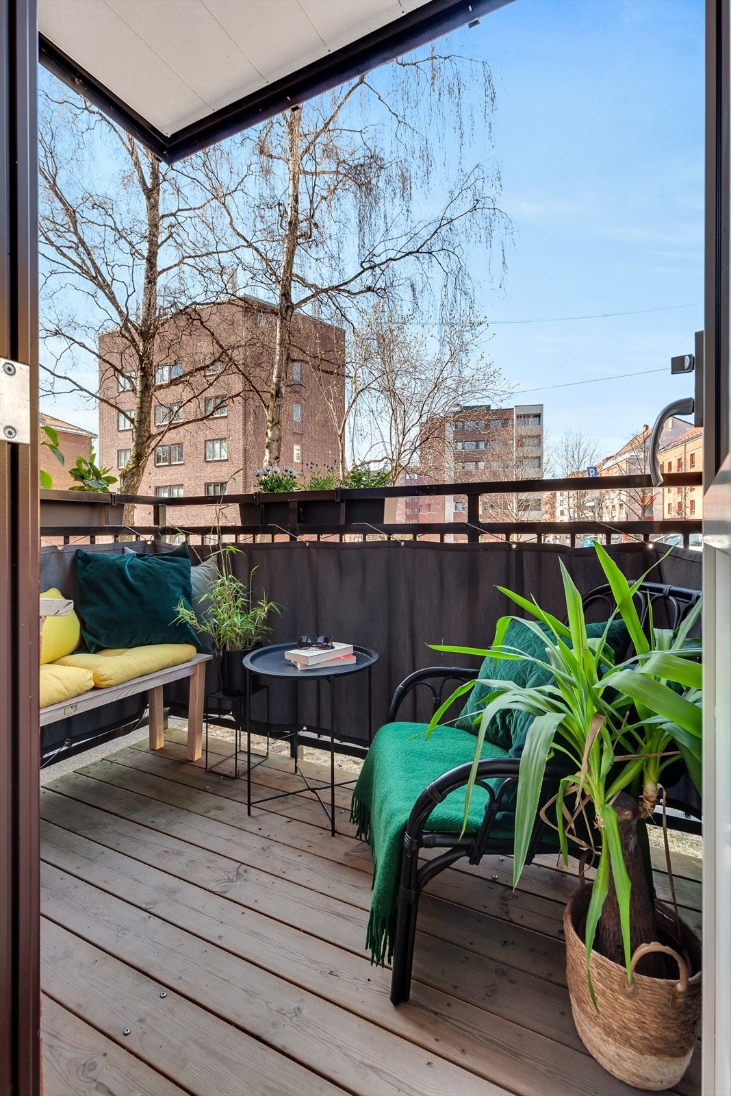 Leiligheten har to balkonger. Balkongen tilknyttet stuen er vestvendt hvor man kan nyte ettermiddagssolen. Galleribilde