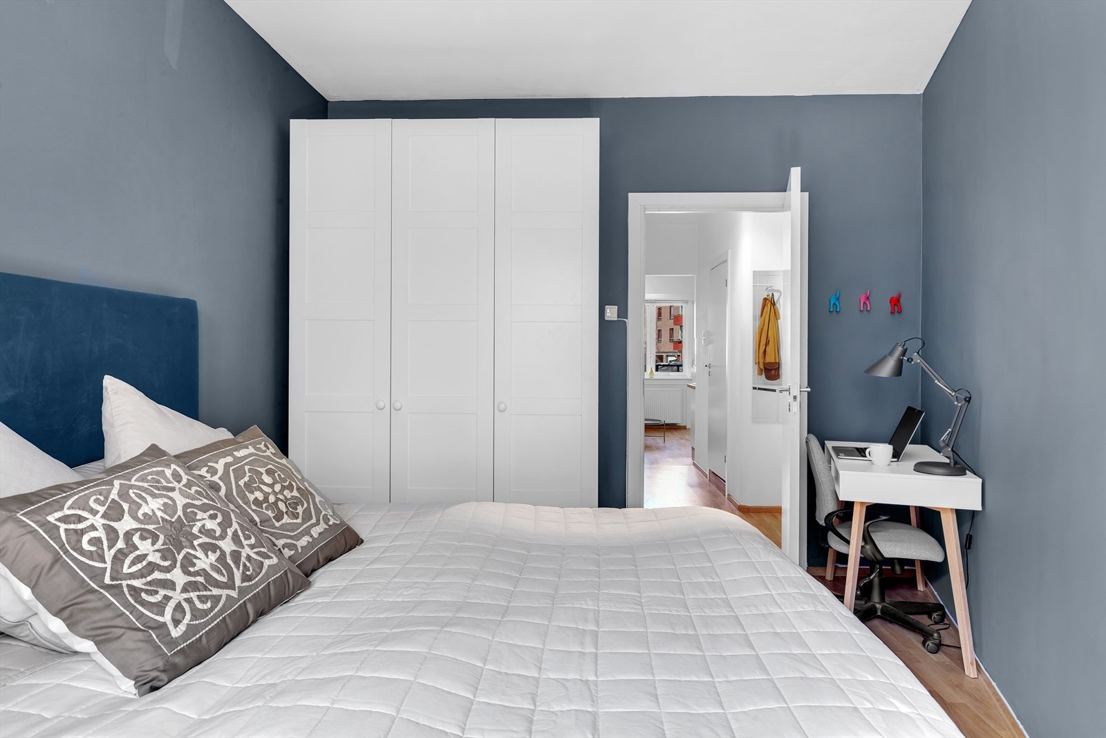 God plass til klesoppbevaring samt kontorpult mm. Galleribilde