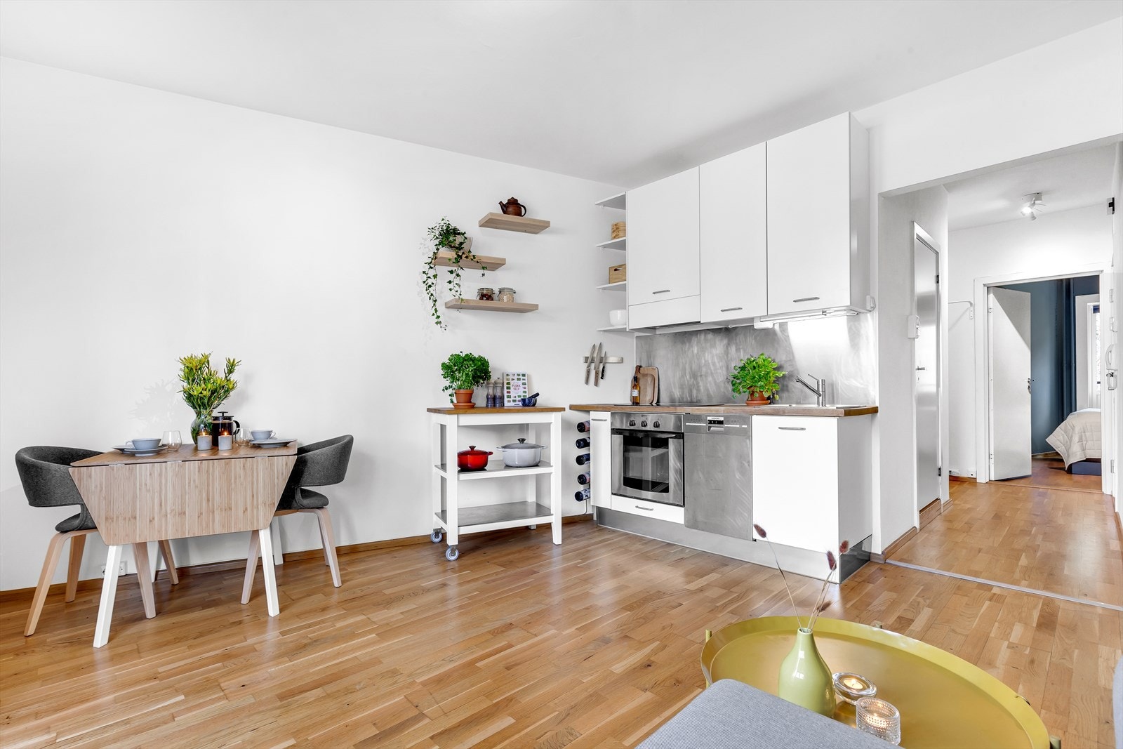 Kjøkkenet er meget godt utnyttet med skap- og benkeplass. Galleribilde