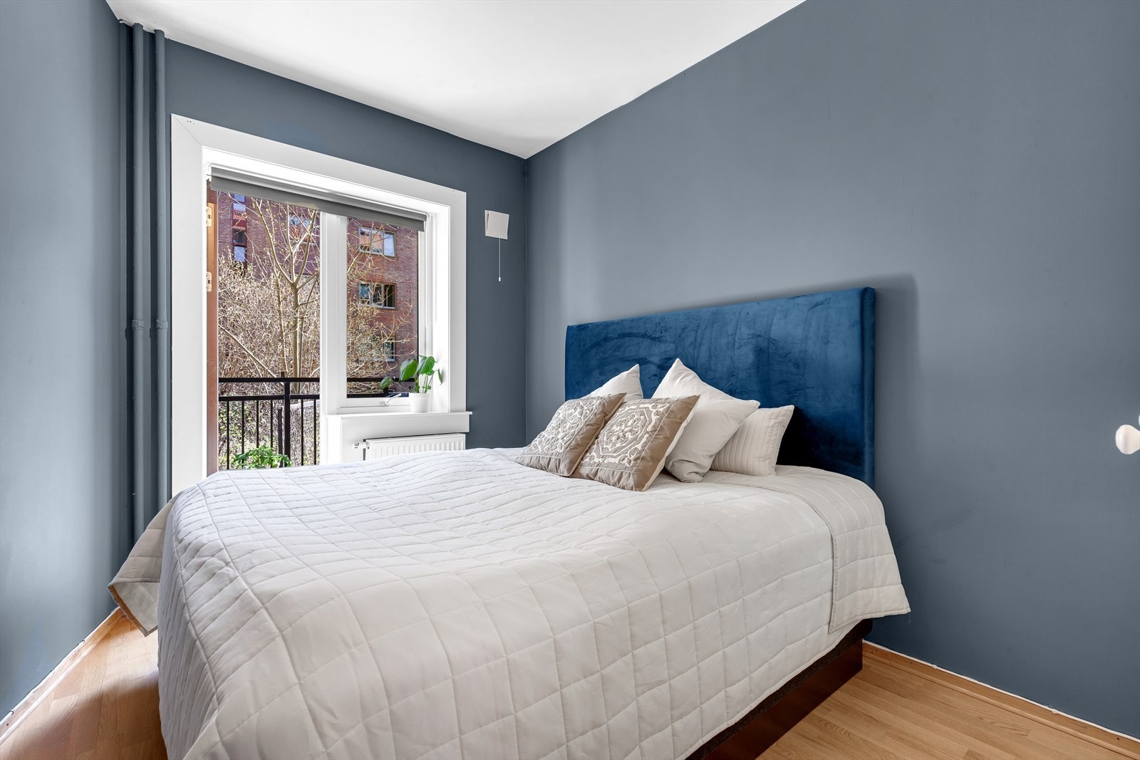 Hyggelig og romslig soverom med god plass til bred dobbeltseng og tilhørende møblement. Her er plassen meget godt utnyttet og praktisk! Galleribilde