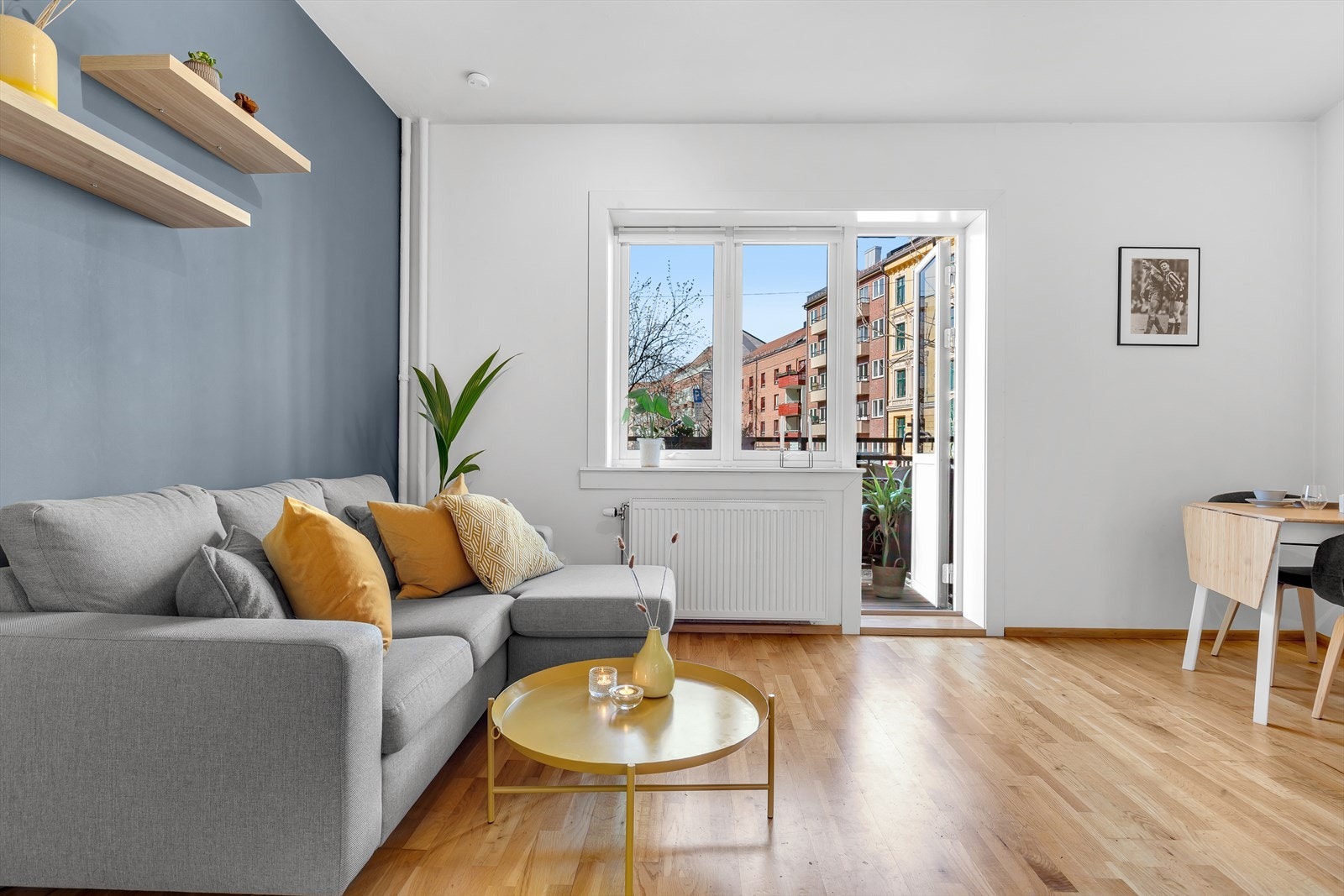 Stuen har en kontrastvegg malt i fin fargetone som gir en god atmosfære. Galleribilde