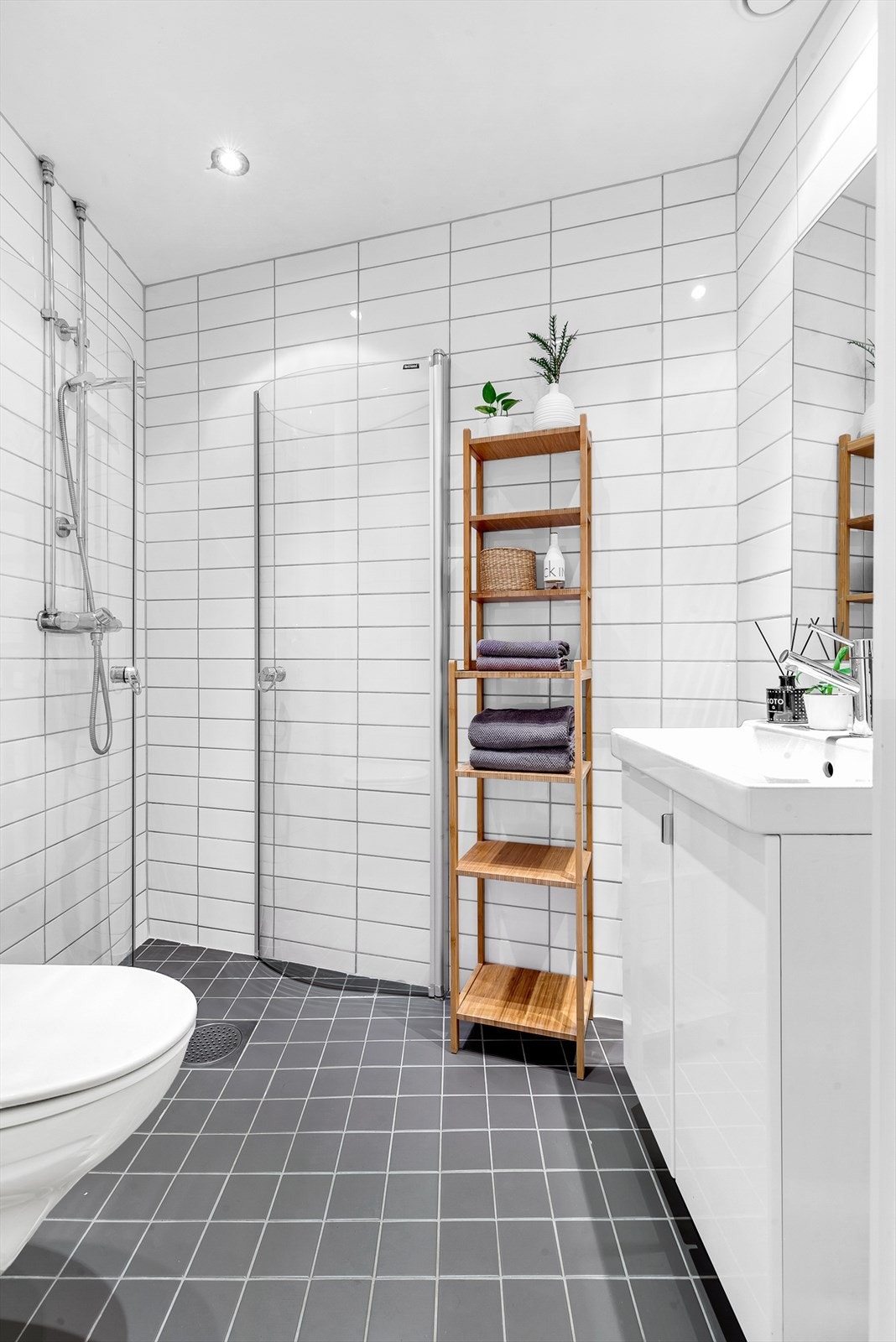 Tidløst og lyst flislagt bad pusset opp i regi av borettslaget i 2006. Galleribilde