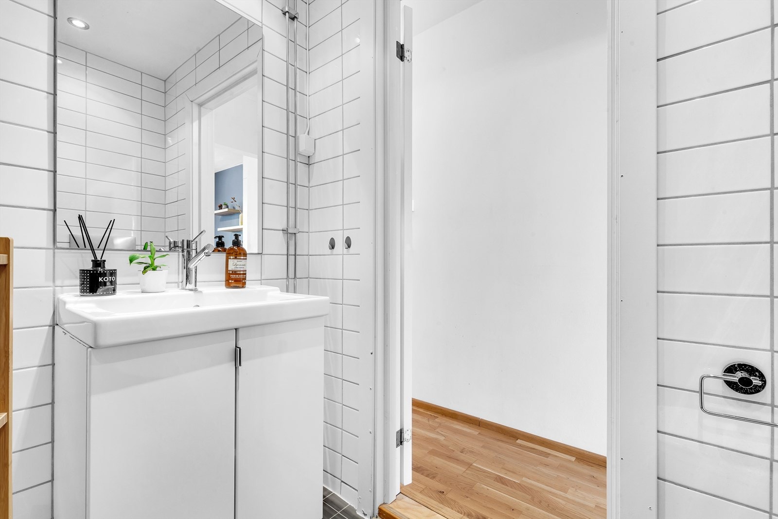 Varmekabler i gulv. Badet fremstår som delikat og innbydende. Galleribilde