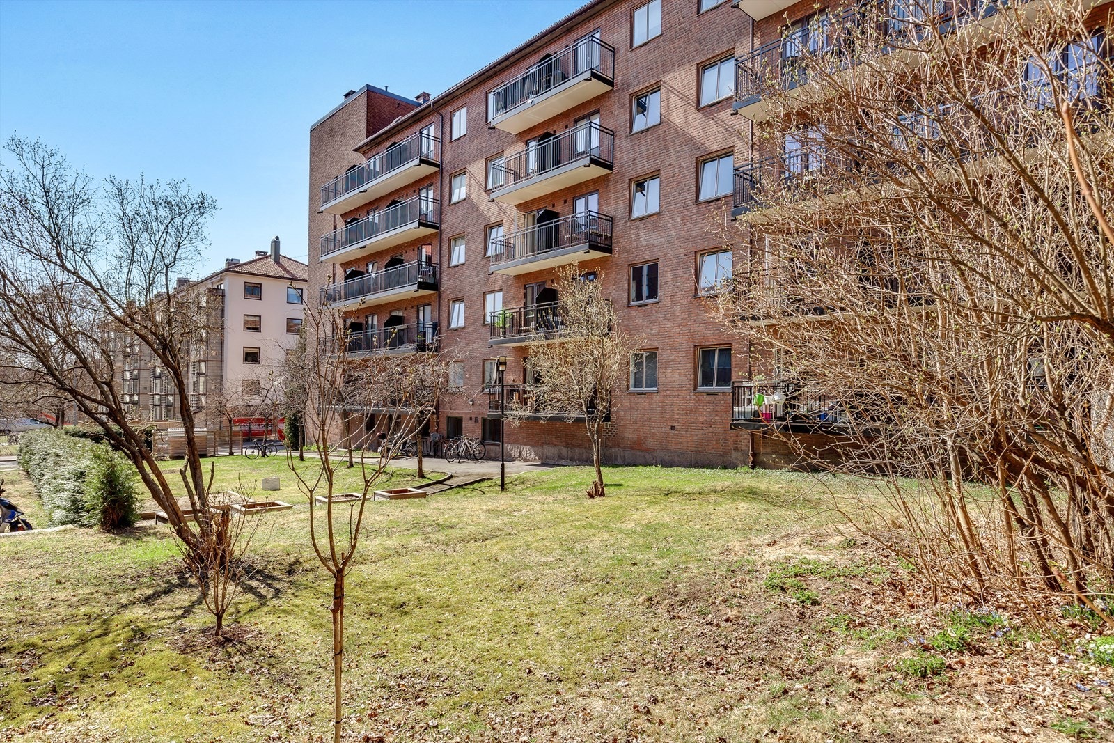 Hyggelig bakgård. Galleribilde