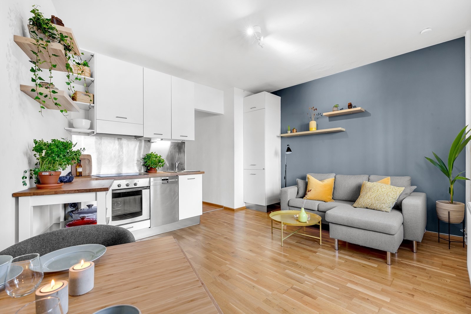 Lys og luftig stue med åpen kjøkkenløsning. Galleribilde