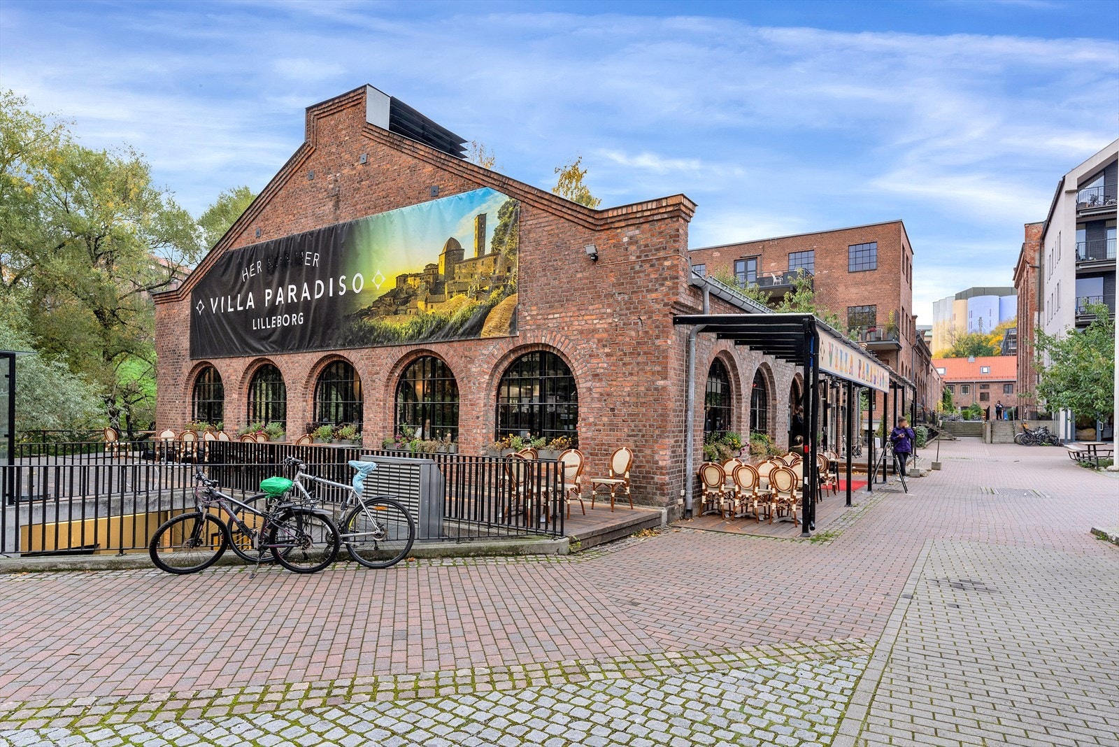 Boligen har en super beliggenhet med kort vei til det meste man ønsker. Galleribilde