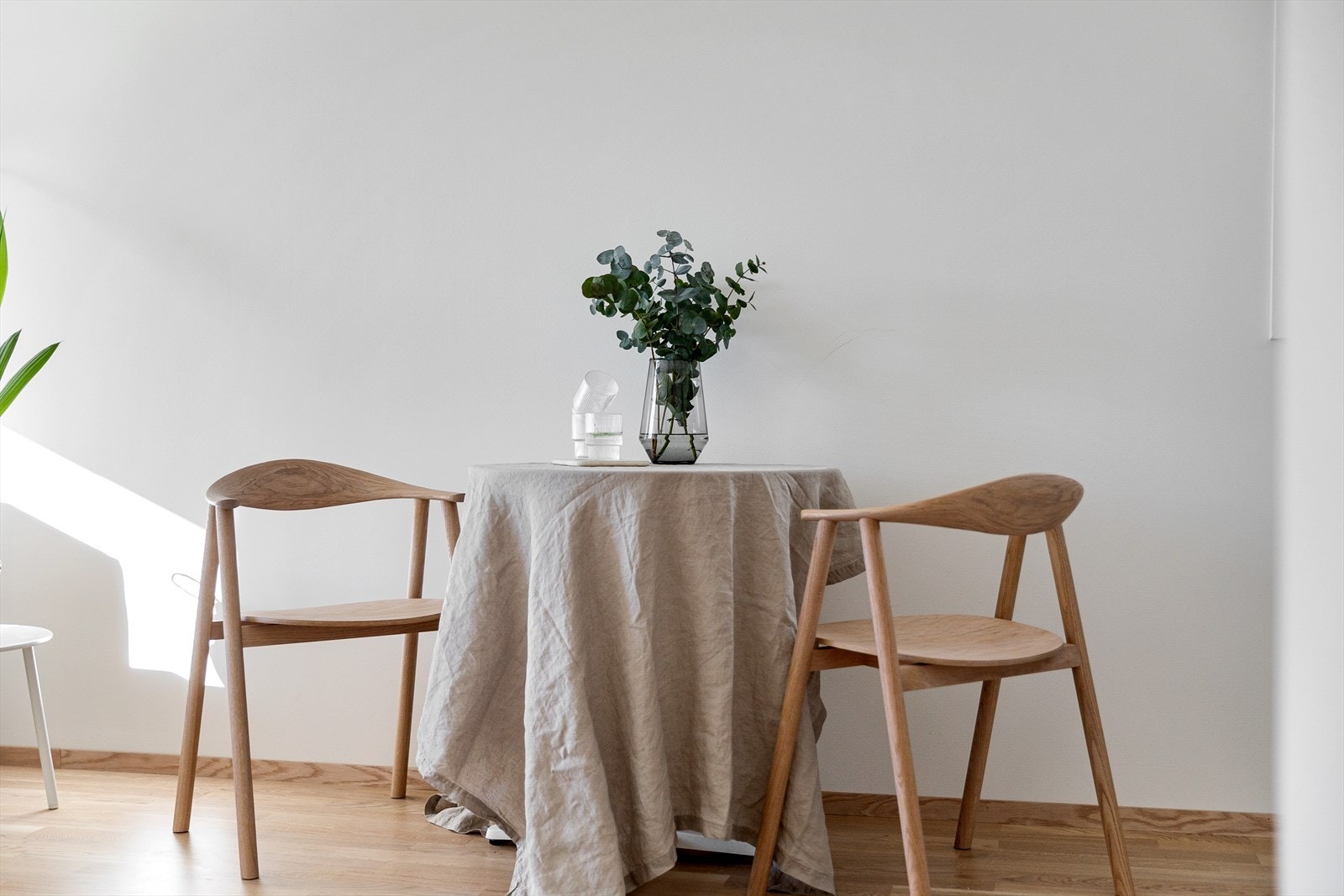 Det er god plass til spisebord i kjøkkendelen Galleribilde