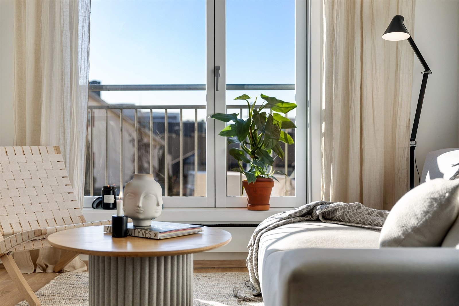 De store vinduene slipper inn mye naturlig lys og skaper en god atmosfære Galleribilde