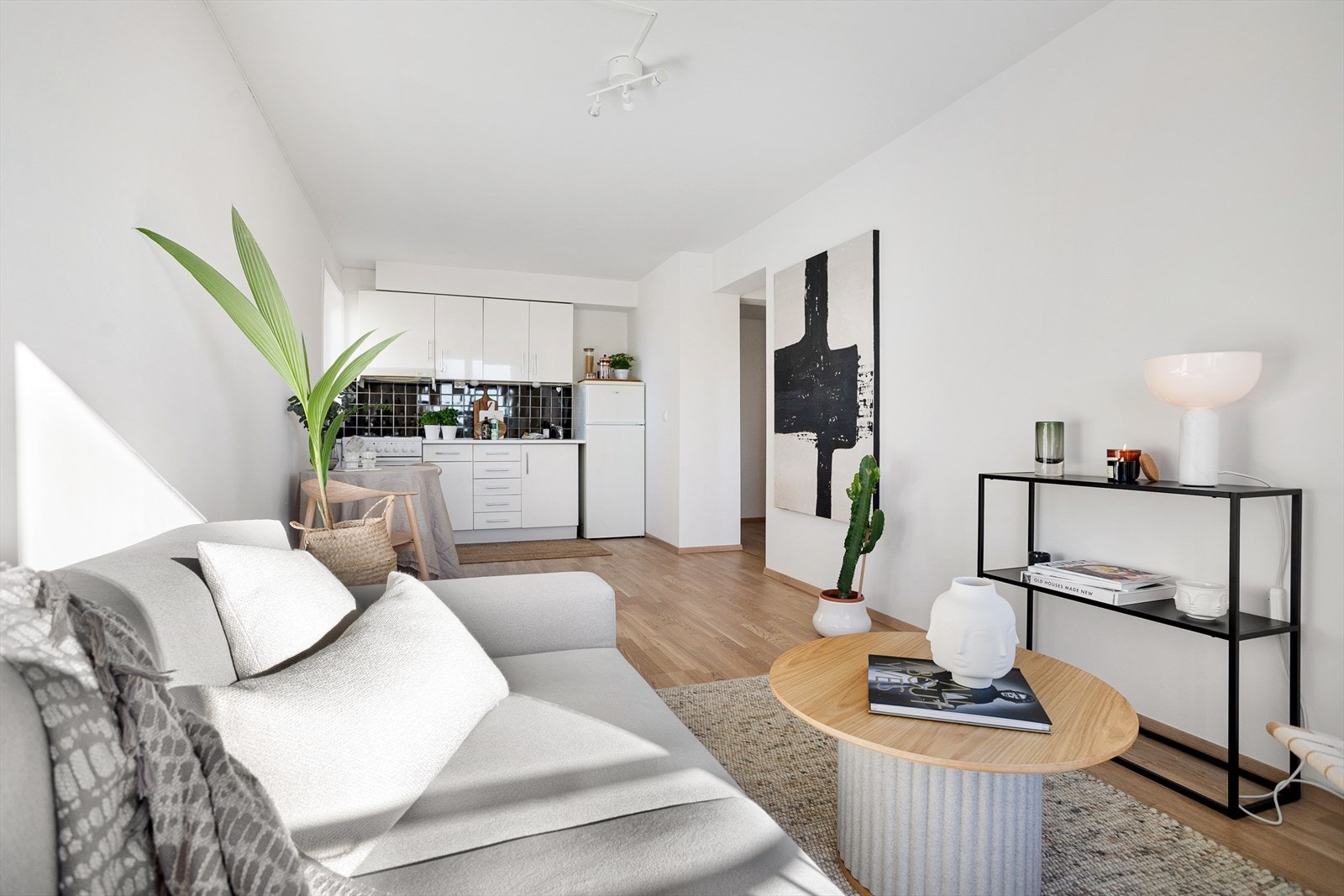 Boligen fremstår som godt vedlikeholdt, og den ble overflateoppusset med nymalte flater og ny parkett på gulv i 2021. Galleribilde