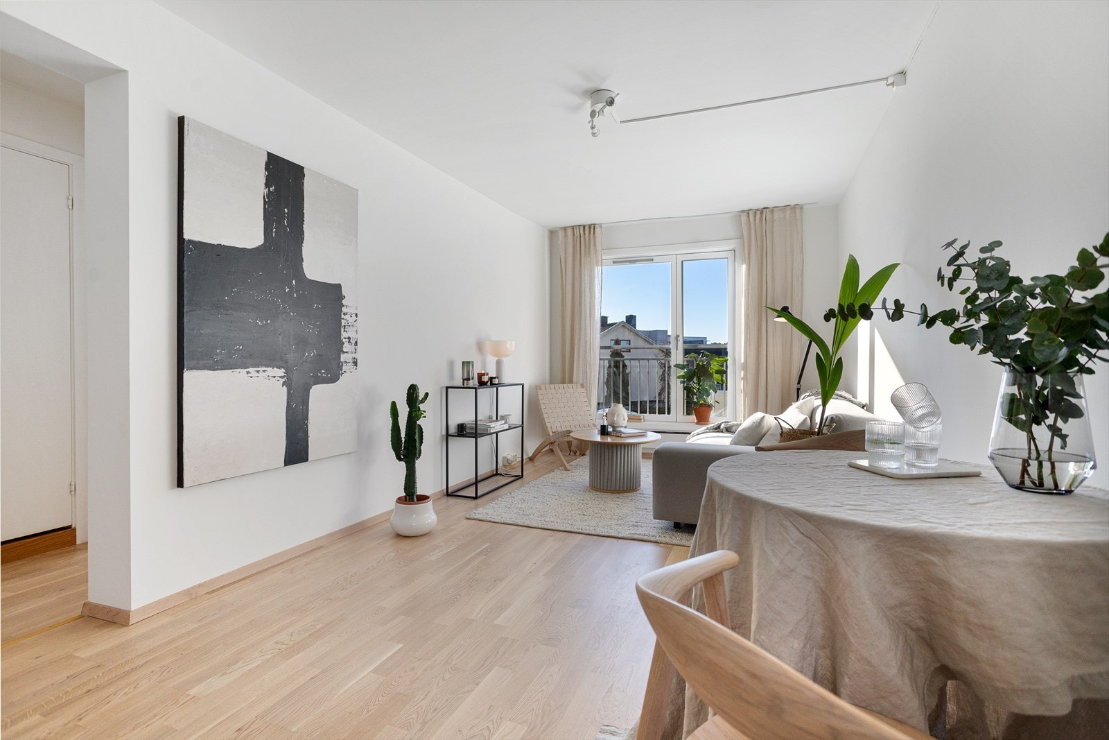 Lys stue i tidsriktige farger med god plass til både sittegruppe og spisebord. Galleribilde