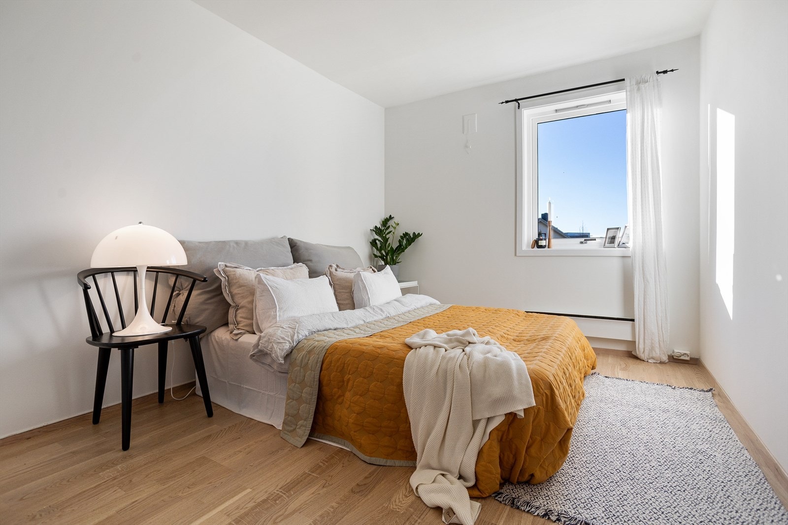 Romslig soverom med plass til stor dobbeltseng og garderobe Galleribilde