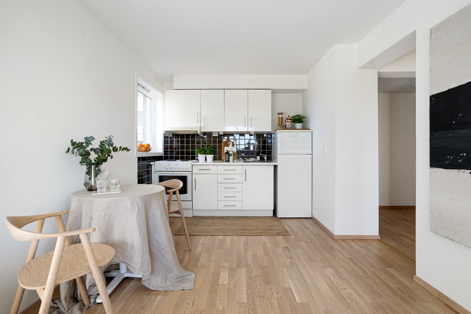 Åpen kjøkken og stueløsning gjør matlagingen hyggelig og sosial! Galleribilde